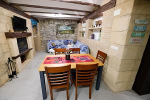 a dining room with a table and chairs and a couch at Casa torre del Carmen Cazorla II in Cazorla