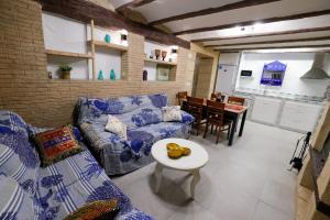 a living room with a couch and a table at Casa torre del Carmen Cazorla II in Cazorla