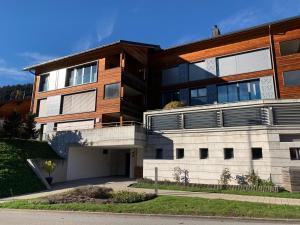 un grande edificio con un garage di fronte di Klosters/Davos - topfloor luxury apartment with extraordinary views a Klosters Dorf