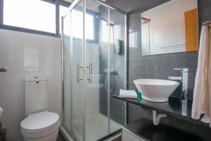 un bagno con doccia in vetro e WC di Casa da Graça by AnaLodges a Machico Altre 27 foto