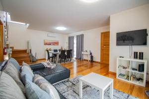 un soggiorno con un divano e un tavolo di Casa da Graça by AnaLodges a Machico