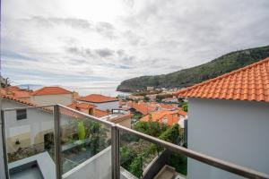 - un balcon avec vue sur la ville dans l'établissement Casa da Graça by AnaLodges, à Machico