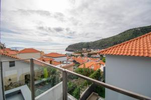 una vista dal balcone di una città di Casa da Graça by AnaLodges a Machico