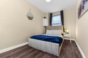 a small bedroom with a bed and a window at 2 Bed Flat Zone 2 Overground Close Central London in London
