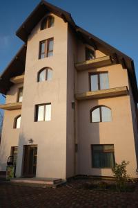 a large white building with many windows at casa Flav in Iaşi