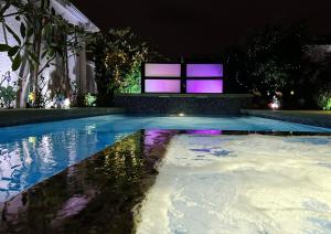 Bazén v ubytování NoHo Luxury Oasis I saltwater pool-spa I sleeps up to 8 I 15 mins from Hollywood nebo v jeho okolí