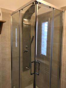 eine Dusche mit Glastür im Bad in der Unterkunft Sangro Chalet By Dimorra in Castel di Sangro