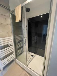Ένα μπάνιο στο Elégant 2 chambres square saint amour