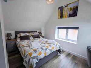 a bedroom with a bed and a window at Cocali Cottage - Stunning, Spacious property close to Deal Beach ! in Walmer
