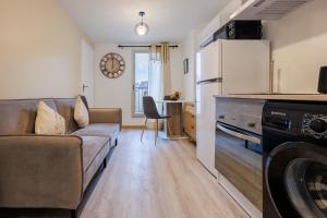 a living room with a couch and a kitchen at Appartement du Calen in Martigues