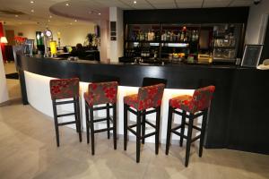 Lounge nebo bar v ubytování Ramada Wakefield