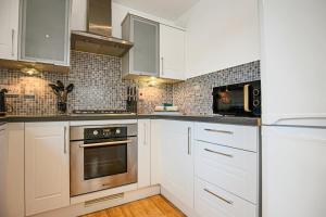 Η κουζίνα ή μικρή κουζίνα στο Stylish Apartment with Balcony, Free Parking, Fast Wifi and Smart TV with Sky and Netflix by Yoko Property