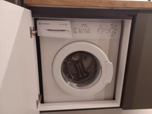 uma máquina de lavar e secar numa caixa num quarto em Top View Apartment em Kateríni