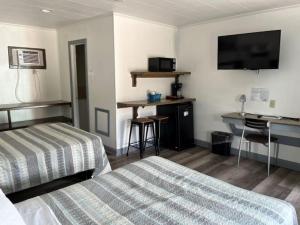 Ein Bett oder Betten in einem Zimmer der Unterkunft Swell Motel