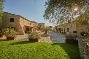 an image of an estate with a courtyard at Hotel Rural Es Riquers in Porreres