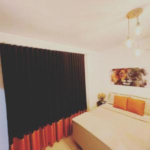 um quarto com uma cama e uma pintura de um tigre em BETEL Hospedagem em Penha