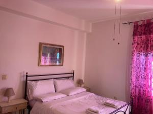 a bedroom with a bed and a pink curtain at B&B A Casa Mia in Albano Laziale