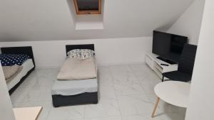 Posteľ alebo postele v izbe v ubytovaní RMF Naworol 10,,,, WJAZD OD nr 6
