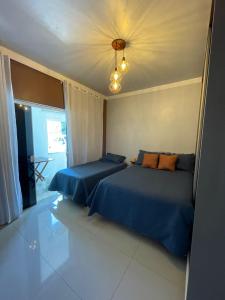 um quarto com 2 camas e um tecto em BETEL Hospedagem em Penha