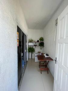um corredor vazio com uma mesa e uma cozinha em BETEL Hospedagem em Penha
