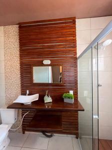 uma casa de banho com um lavatório e um espelho em BETEL Hospedagem em Penha