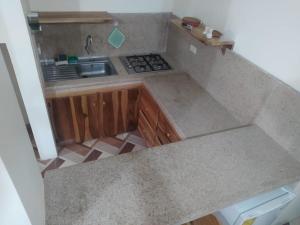 uma vista superior de uma pequena cozinha com um fogão em Departamento Crucita em Crucita