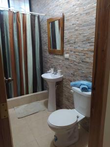 ein Bad mit einem WC und einem Waschbecken in der Unterkunft Departamento Crucita in Crucita