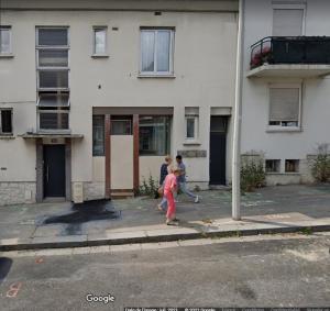 a group of people playing baseball in front of a building at F2 Cosy - Entrée du Havre - 4 personnes in Le Havre