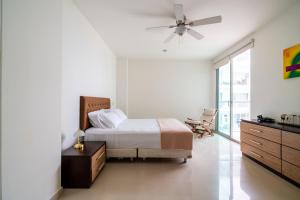 1 dormitorio con 1 cama y ventilador de techo en 5* 1H Morros Vista Mar. Wifi Piscina. Cocina, en Cartagena de Indias