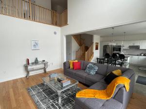 Χώρος καθιστικού στο Rest in Quinte West - 25 mins from Batawa Ski Hill