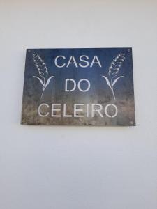 Znak z napisem "casa do calferro" na ścianie w obiekcie Casa do Celeiro - Monsaraz w mieście Monsaraz