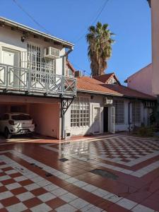 una casa con un coche aparcado delante de ella en Loft c/cochera en la mejor zona de Mendoza - Sol de los Andes en Mendoza