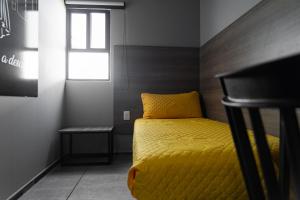 Letto o letti in una camera di CHECK INN HOSTAL AEROPUERTO GDL
