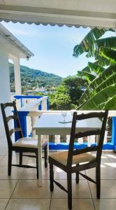 - une table et deux chaises sur une terrasse couverte avec vue dans l'établissement StarFish Apartment, à Port Elizabeth