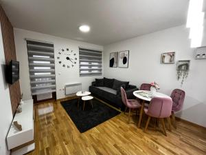 ein Wohnzimmer mit Couch und Tisch in der Unterkunft Flora Lux and Spa Zlatibor in Zlatibor