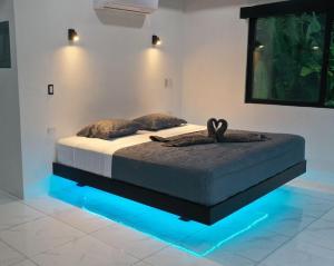 łóżko z dwoma łabędziami w pokoju w obiekcie Casa Proa w mieście Uvita