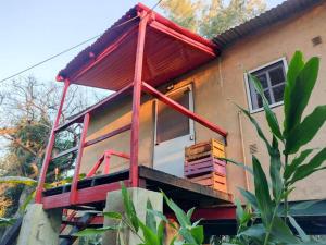 Una casa pequeña está siendo construida sobre una plataforma. en Casa Haiku - Delta Tigre. en Tigre