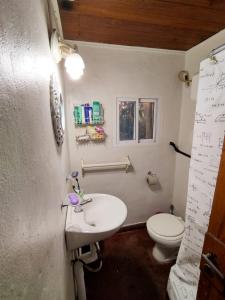 une salle de bain avec un lavabo et des toilettes dans l'établissement Casa Haiku - Delta Tigre., à Tigre