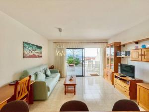- un salon avec un canapé et une télévision dans l'établissement Calle Tamara 2-9, à Santiago del Teide