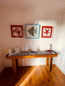 een kamer met een houten tafel en een wastafel bij The Palms - Caribbean Paradise in Playa Aguadulce
