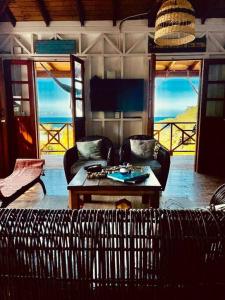ein Wohnzimmer mit einem Sofa und einem Tisch in der Unterkunft The Palms - Caribbean Paradise in Playa Aguadulce