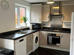 cocina con fregadero y fogones en A beautiful house in Rothley en Rothley