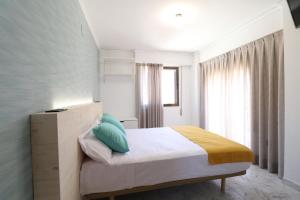 sypialnia z łóżkiem i oknem w obiekcie 205 I Posada del Mar I Encantador hostel en la playa de Gandia w mieście Los Mártires
