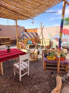 - un ensemble de chaises et de tables sur une terrasse dans l'établissement Las Casas Hostel Atacama, à San Pedro de Atacama 19 autres photos