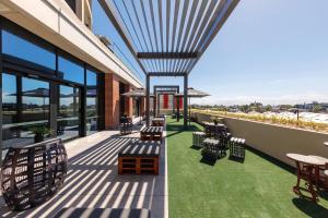 un patio avec des chaises et des tables dans un bâtiment dans l'établissement Veriu Queen Victoria Market, à Melbourne