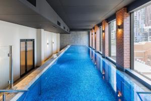 - une piscine dans un bâtiment doté de carreaux bleus dans l'établissement Veriu Queen Victoria Market, à Melbourne