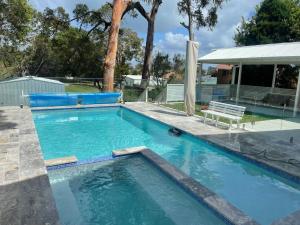 Πισίνα στο ή κοντά στο Beach Haven, 46 Armidale Ave - Stunning pool, Boat Parking, Pool Table, Fire Place, Air Con, Wi-Fi