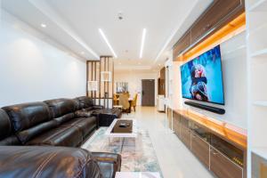 TV a/nebo společenská místnost v ubytování OCEANVIEW 2Bedroom SMARTHOME WITH POOL