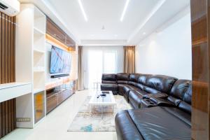 Sjónvarps- og/eða afþreyingartæki á OCEANVIEW 2Bedroom SMARTHOME WITH POOL