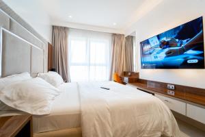 Rúm í herbergi á OCEANVIEW 2Bedroom SMARTHOME WITH POOL